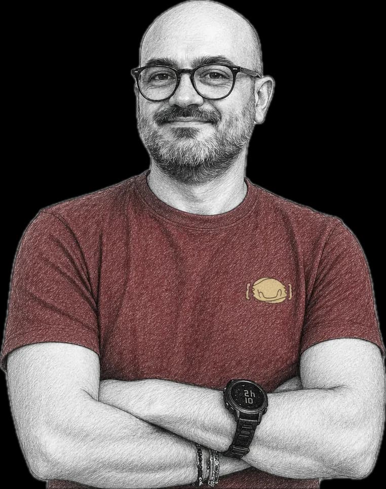 Ritratto a matita di Daniele Barbaro, a braccia conserte, con occhiali tondi e una maglietta bordeaux con l'agnolotto di Plin Code stampato in oro.